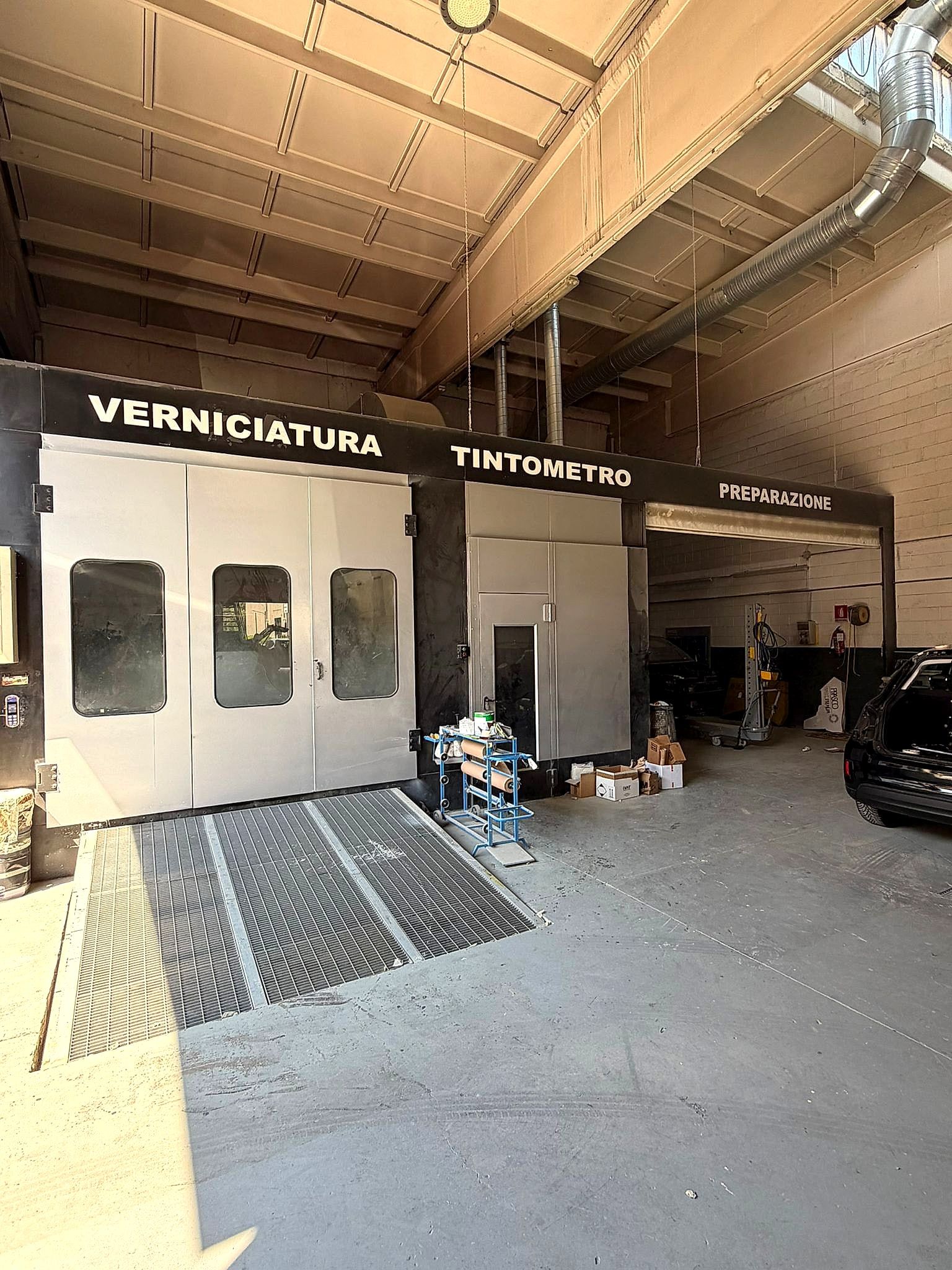 Cabina di verniciatura, tintometro e area preparazione nella carrozzeria Tommy By
