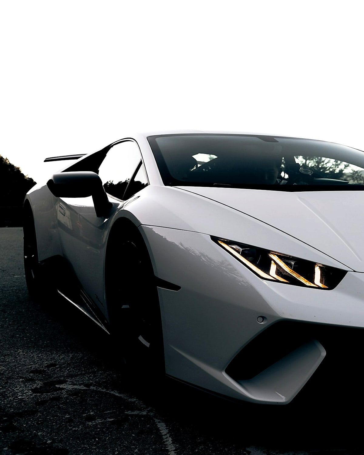 Auto di prestigio, supersportiva bianca in esposizione