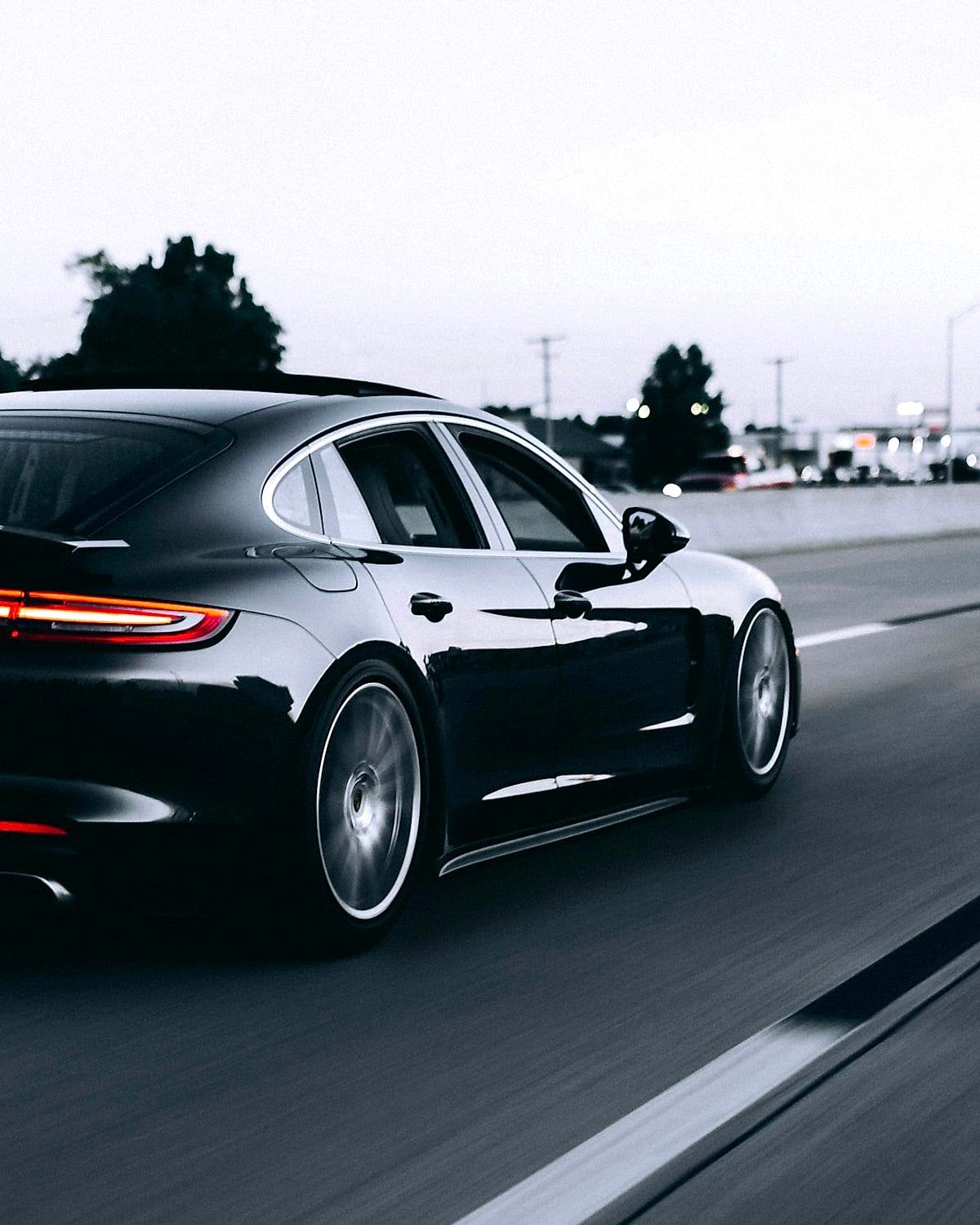 Coupé premium nera, vista posteriore